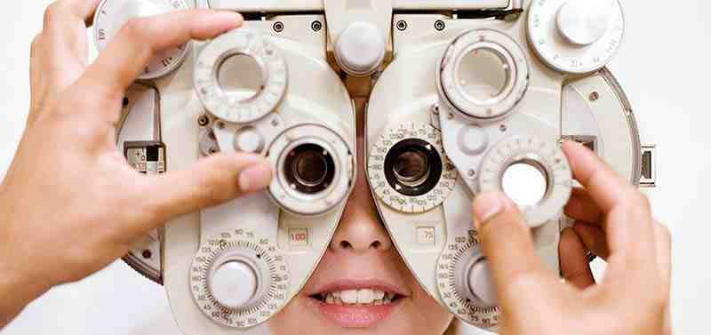 Un médecin réalisant un examen oculaire